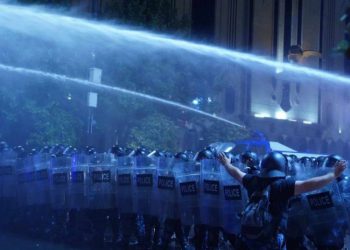 პარლამენტთან აქციის მონაწილეების წინააღმდეგ წყლის ჭავლის გამოყენება დაიწყეს