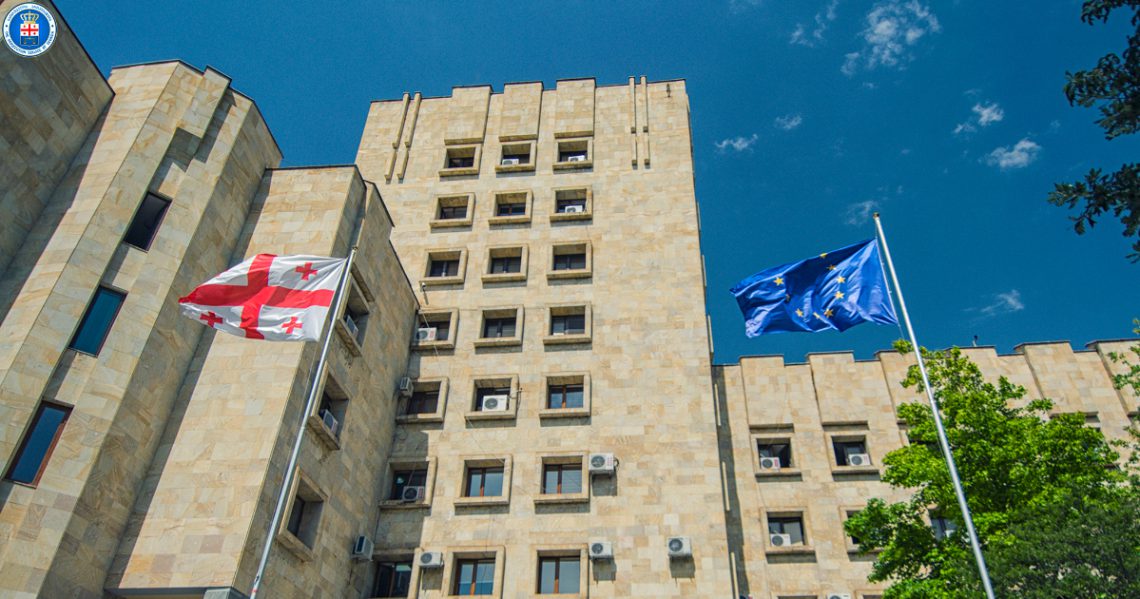 “უცხოელებს 2 მილიონი დოლარი ფიქტიური საწარმოს ანგარიშებზე მოტყუებით ჩაარიცხინეს” – ფულის გათეთრების საქმეზე ბრალდებულს 12 წლიანი პატიმრობა მიესაჯა