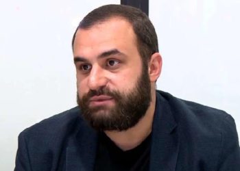 ენმ-ის წევრს, დიმა ჩიქოვანს საცხოვრებელ სახლთან ფიზიკურად გაუსწორდნენ