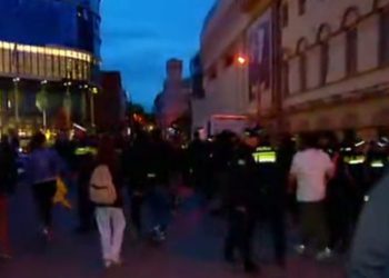 სასტუმრო “პარაგრაფთან”, სადაც აქცია მიმდინარეობს, ერთი პირი დააკავეს – რა კადრები ვრცელდება ადგილიდან?