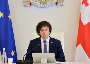 🎥ირაკლი კობახიძე ჟურნალისტებს კითხვებს არ ასმევინებს – ჟურნალისტებმა პროტესტის ნიშნად დარბაზი დატოვეს