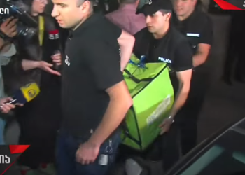 ექსპერტ-კრიმინალისტებმა აბაშიძის სახლიდან ნივთების გამოტანა დაიწყეს – რას იკვლევს საგამოძიებო უწყება?