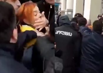 🎥 პოლიციამ ძალის გამოყენებით ტერიტორია დაატოვებინა და პირზე ხელის აფარებით გააჩუმა მოქალაქე, რომელიც რუსულ რეჟიმს აპროტესტებდა