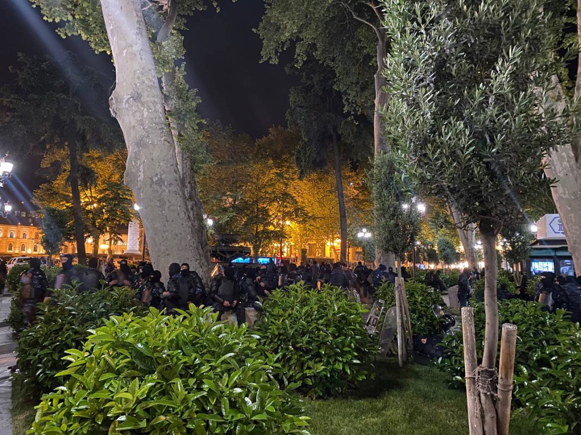 სპეცრაზმი პუშკინის სკვერშია მობილიზებული – აქციის მონაწილეები ვარაუდობენ, რომ პერიმეტრიდან სამართალდამცავების გაყვანა “ოცნების” პროვოკაციაა