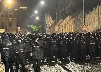“ქართული ოცნების” ოფისთან პოლიციის უპრეცედენტო მობილიზებაა