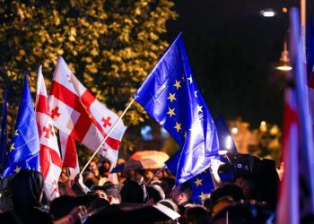 რუსთაველის გამზირი ისევ პროტესტის ეპიცენტრია – პარლამენტთან სპეცრაზმელების მობილიზებაა