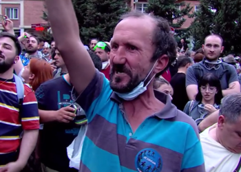 🎥რუსული კანონის გაპროტესტების გამო მეეზოვე სამსახურიდან გამოუშვეს