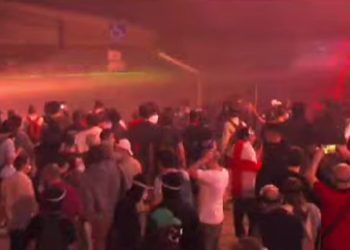 LIVE: აქციის მონაწილეების მიმართ სხვადასხვა მხუთავ აირს უშვებენ – რა ხდება ამ წუთებში პარლამენტთან?