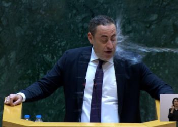 ირმა ზავრადაშვილმა გიორგი ვაშაძეს წყალი შეასხა