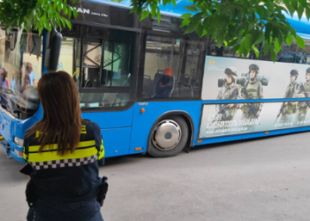 ჩიქობავას ქუჩაზე, ახლადდაგებული ასფალტის ჩანგრევის შედეგად გაჩენილ ორმოში ავტობუსი ჩავარდა