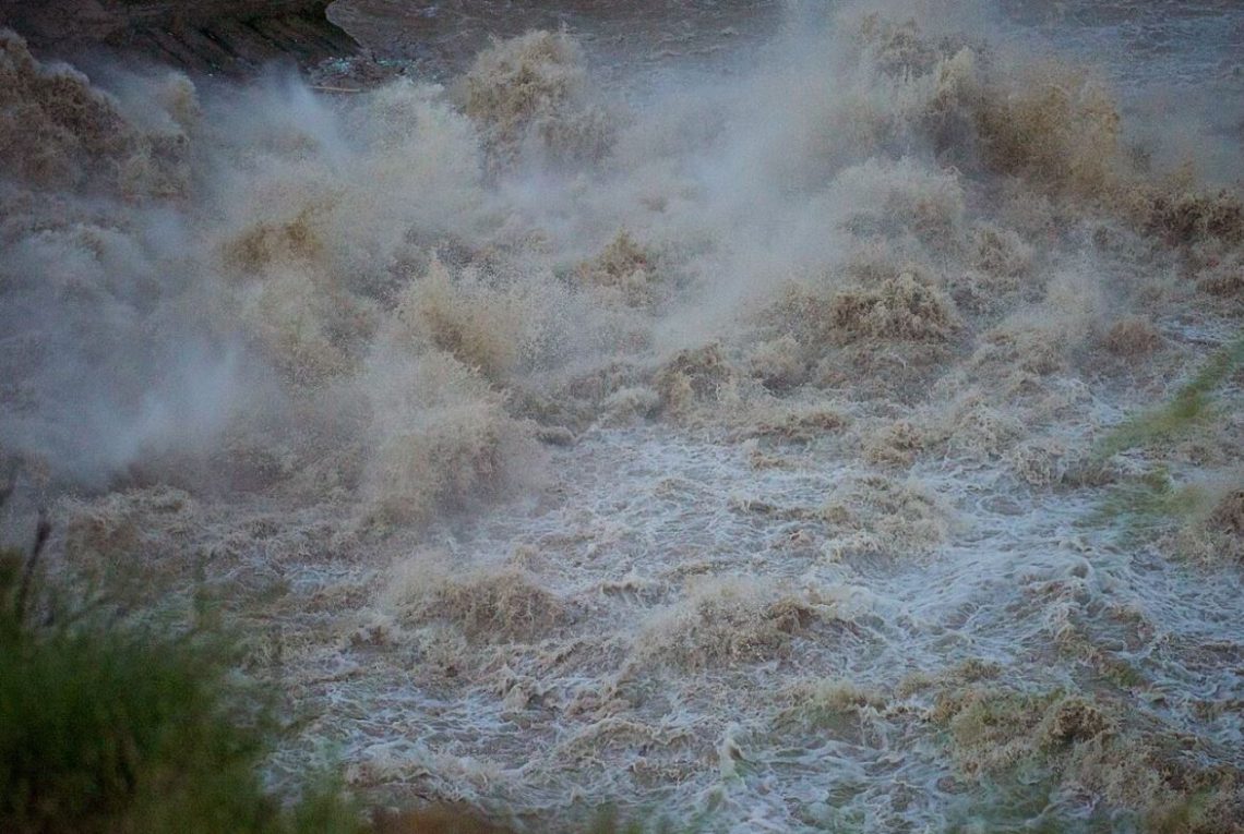 დანგრეული ხიდები და დატბორილი სახლები – მდინარემ ავტომობილებიც წაიღო – რა ხდება ხარაგაულში?