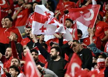 ვინ არის მამაკაცი თურქეთ-საქართველოს მატჩიდან, რომელიც თურქი გულშემატკივრის სექტორში საქართველოს დროშას აფრიალებდა? – “არ ინერვიულოთ, კარგად ვართ“