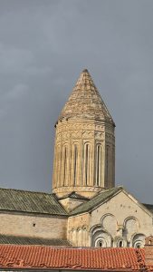 🎥ამოტრიალდა მანქანა, წაიქცა ხეივანი, დაზიანდა გუმბათი - პირდაპირი კადრები ალავერდიდან