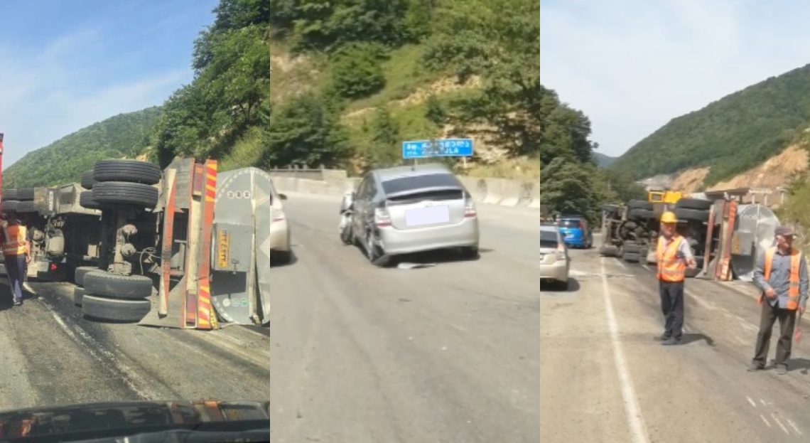 🎥 რიკოთის უღელტეხილზე ტრაილერი ამოტრიალდა და ოთხ მსუბუქ ავტომობილს შეეჯახა – რა კადრები ვრცელდება შემთხვევის ადგილიდან?