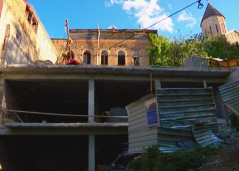 “საჩივარი ორჯერ დავწერე, ეგრე უთქვამს, მე მყავს მფარველი” – ნიკოლოზ ბასილაშვილის ოჯახის მშენებლობას მეზობლები აპროტესტებენ