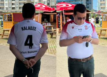 ბათუმის ვიცე-მერი ნაკრების საგულშემატკივროდ კალაძის წარწერიანი მაისურით მივიდა