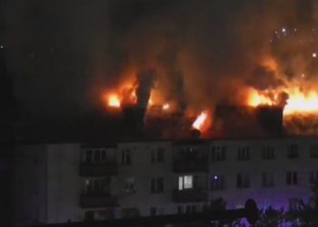 ხანძარი ახალციხეში საცხოვრებელ კორპუსში – რა ხდება ადგილზე?