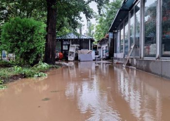 🎥ქუთაისში მდინარე ოღასკურა ადიდდა – წყალი საცხოვრებელ სახლებში შევარდა – კადრები ადგილიდან