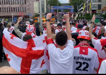 ისტორიული მატჩის დაწყებამდე 5 საათი რჩება – დორტმუნდის ქუჩებში ქართველი გულშემატკივრების ნაკადი არ წყდება