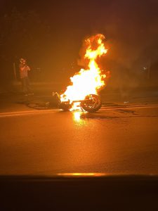 სანაპიროზე მოტოციკლს ცეცხლი უკიდია - რა ხდება ადგილზე?