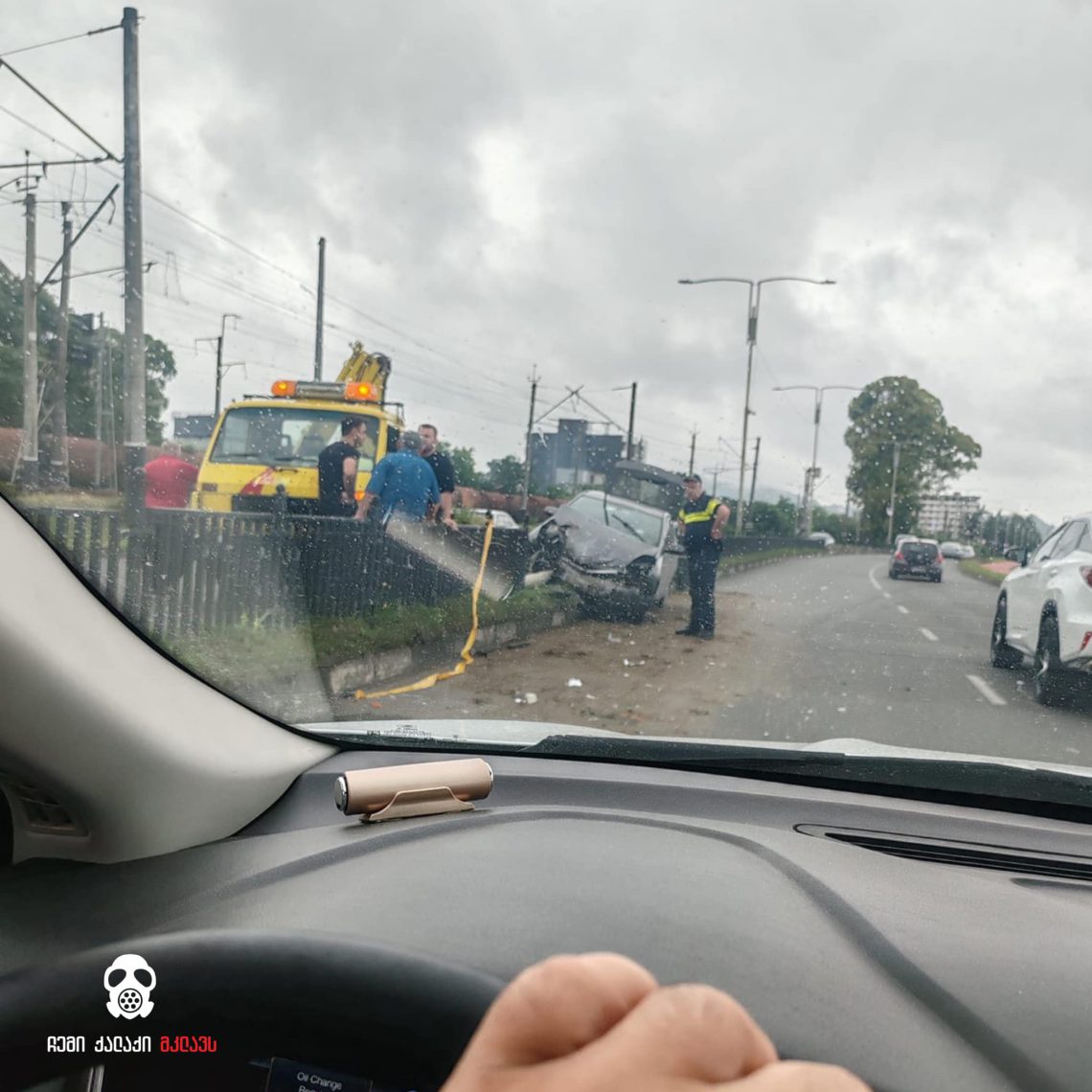 ავტოსაგზაო შემთხვევა ბათუმში – რა კადრები ვრცელდება ადგილიდან?