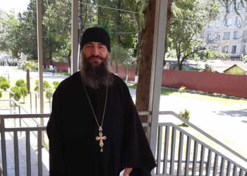 4 შვილის მამა, დეკანოზი შვილებთან ერთად აბარებს ეროვნულ გამოცდებს