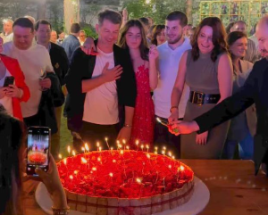 მოულოდნელი სიურპრიზი ვილი სანიოლისა და ნაკრების ბიჭებისგან, ცნობილი სტუმრები და უზარმაზარი ტორტი - ფოტოები ლევან კობიაშვილის გრანდიოზული იუბილედან