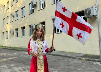 გაიცანით საერთო სამაგისტრო გამოცდების მონაწილე – ხატია ცარციძე, რომელიც გამოცდაზე თამარ მეფის სამოსით გამოცხადდა