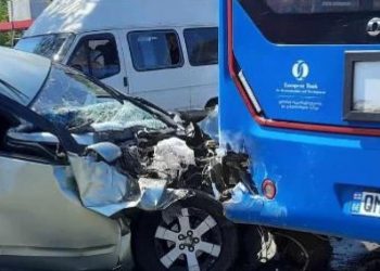 ავარია ზუგდიდში – საზოგადოებრივ ტრანსპორტს მსუბუქი ავტომობილი შეეჯახა – რა ხდება ადგილზე?