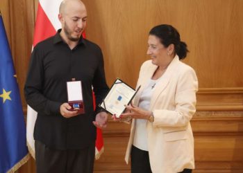 პრეზიდენტმა მტკვარში ადამიანის გადარჩენისთვის მოქალაქე დააჯილდოვა