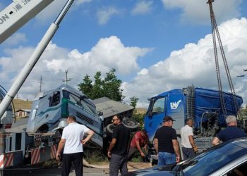 ავარია მარნეული-თბილისის გზაზე – ერთმანეთს ორი სატვირთო და ერთი მსუბუქი მანქანა შეეჯახა