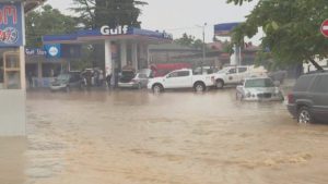 ჩაქვში სახლები, ქუჩები და მანქანები დაიტბორა - მოძრაობა შეჩერდა ბათუმი-ქობულეთის გზაზე - კადრები ადგილიდან