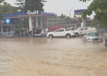 ჩაქვში სახლები, ქუჩები და მანქანები დაიტბორა – მოძრაობა შეჩერდა ბათუმი-ქობულეთის გზაზე – კადრები ადგილიდან