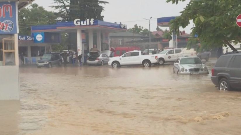 ჩაქვში სახლები, ქუჩები და მანქანები დაიტბორა – მოძრაობა შეჩერდა ბათუმი-ქობულეთის გზაზე – კადრები ადგილიდან