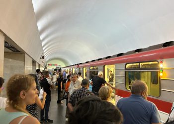 ვაგონებიდან ხალხი გამოიყვანეს – რა ხდება მეტროსადგურ სამგორში?