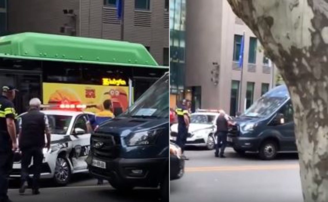 ჭავჭავაძეზე, სამგზავრო მიკროავტობუსი და საპატრულო პოლიციის მანქანა ერთმანეთს შეეჯახა – რა ხდება ადგილზე?