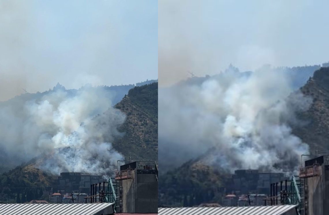 ცნობილია, რას გაუჩნდა ცეცხლი მთაწმინდის ფერდობზე – სალიკვიდაციო სამუშაოებში ვერტმფრენიც ჩაერთო