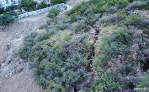 "ეს ხდება ქვედა ვაშლიჯვარში" - ვრცელდება ფოტოები, სადაც ნიადაგზე გაჩენილი ნაპრალები ჩანს