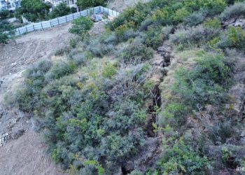 “ეს ხდება ქვედა ვაშლიჯვარში” – ვრცელდება ფოტოები, სადაც ნიადაგზე გაჩენილი ნაპრალები ჩანს