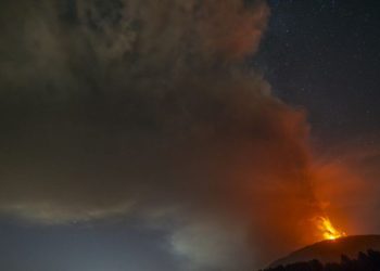 ვულკან ეტნას ამოფრქვევის გამო, სიცილიის აეროპორტში ფრენები გაუქმდა