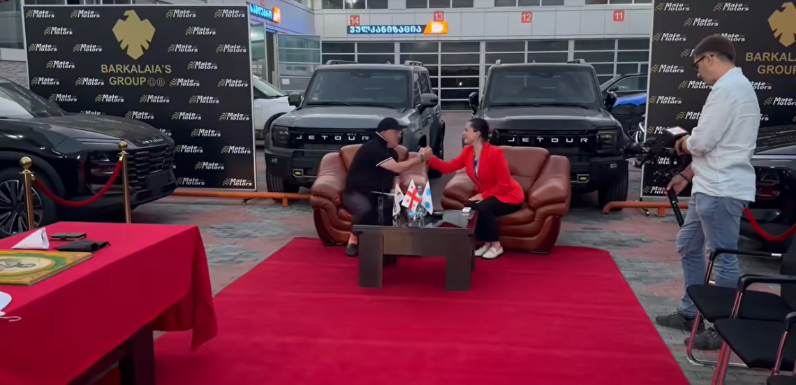 🎥რა აჩუქა ბიზნესმენმა გელა ბარკალაიამ პარამკლავჭიდელ ვახტანგ ახობაძეს – ეს ყველას გაგაოცებთ