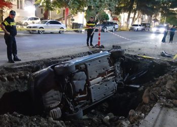 გორში, სტალინის გამზირზე, ავტომანქანა საავტომობილო გზაზე არსებულ თხრილში ჩავარდა