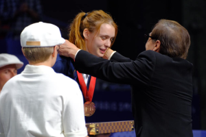 ამაღელვებელი კულმინაცია და გაოცებული დამსწრეები - ანა ჯაფარიძეს პარაოლიმპიური მედალი ჯეკი ჩანმა გადასცა