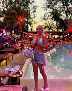 “შესაშურ ფორმაშია” – ნანუკა ჟორჟოლიანი აუზთან გადაღებულ ცეცხლოვან ფოტოებს აქვეყნებს