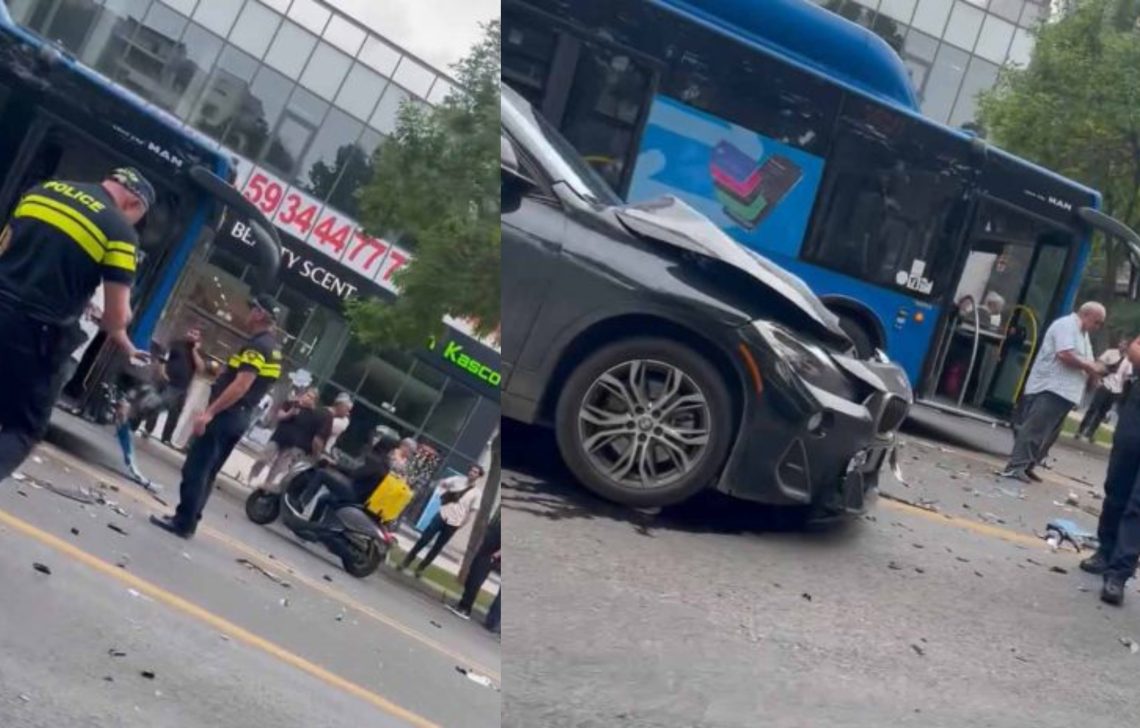 ავარია ვაკეში –  ერთმანეთს ავტობუსი და მსუბუქი ავტომობილი შეეჯახა