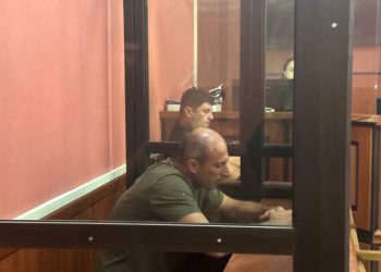 ცოლისა და 2 მეგობრის მკვლელობაში ბრალდებული დუმილს არღვევს – მან კამერების წინ პირველი კომენტარი გააკეთა