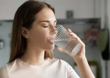 5 ნიშანი იმისა, რომ ძალიან ბევრ სითხეს სვამთ