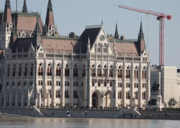 მდინარე დუნაის ადიდების შედეგად უნგრეთის პარლამენტი დაიტბორა