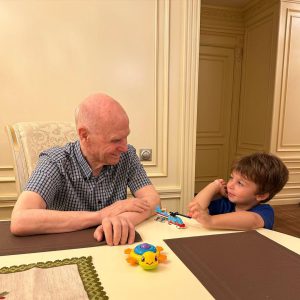 86 წლის ასლან აბაშიძე შვილთან და შვილიშვილებთან ერთად - რა კადრები გავრცელდა სოციალურ ქსელში