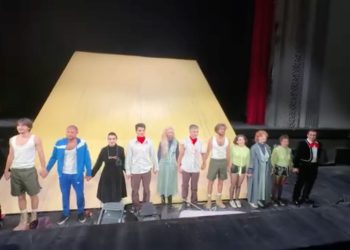 “ბოდიში გმირების ოჯახებს” – ვასო აბაშიძის თეატრის მსახიობების ემოციური მიმართვა სცენიდან